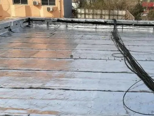 隆尧卫生间漏水维修公司分享下隆尧屋面楼顶防水刚性防水层施工要点。